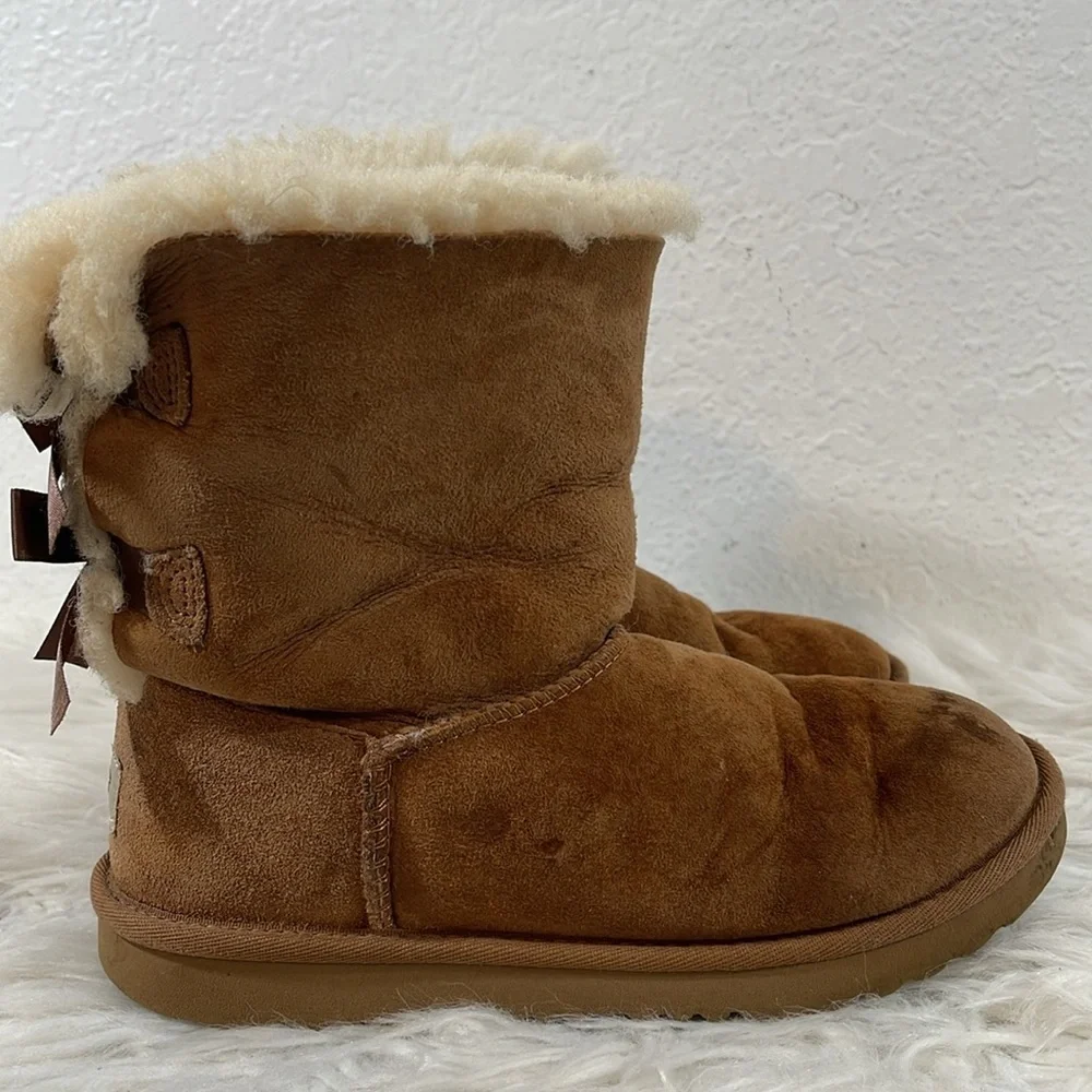 UGG BAILEY BOW II KIDS BOOTS CHESTNUT SIZE 4 - Picture 2 of 13